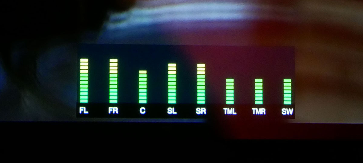 画像: 「チャンネル・レベル・モニタリング機能」のレベルメーターは、画面中央下側、映画の字幕などと同じ位置に表示される