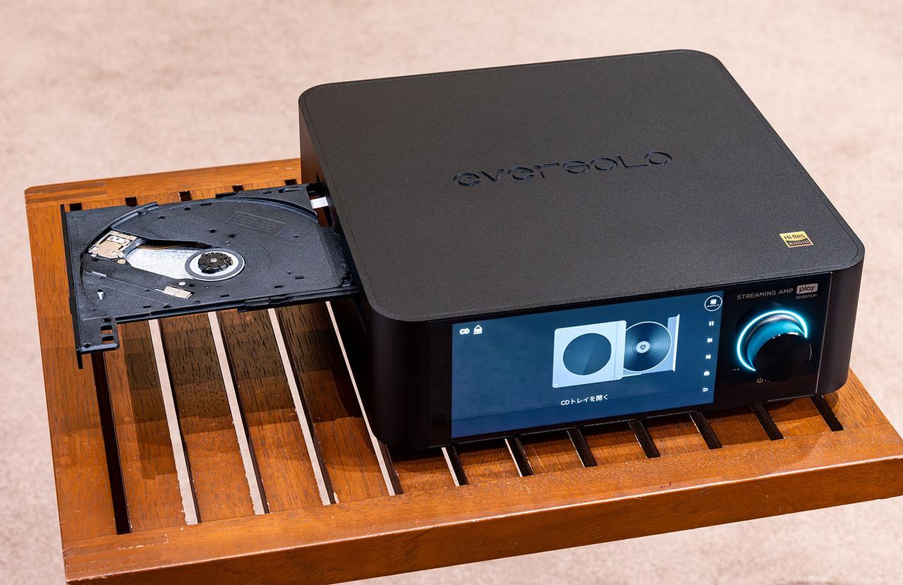 画像: 上位モデル「PLAY CD Edition」にはCD-ROMドライブも搭載されており、CDリッピングやディスクの再生も可能。トレイは本体正面左側に出てくる仕様なので、ラック等に収納する場合は注意を