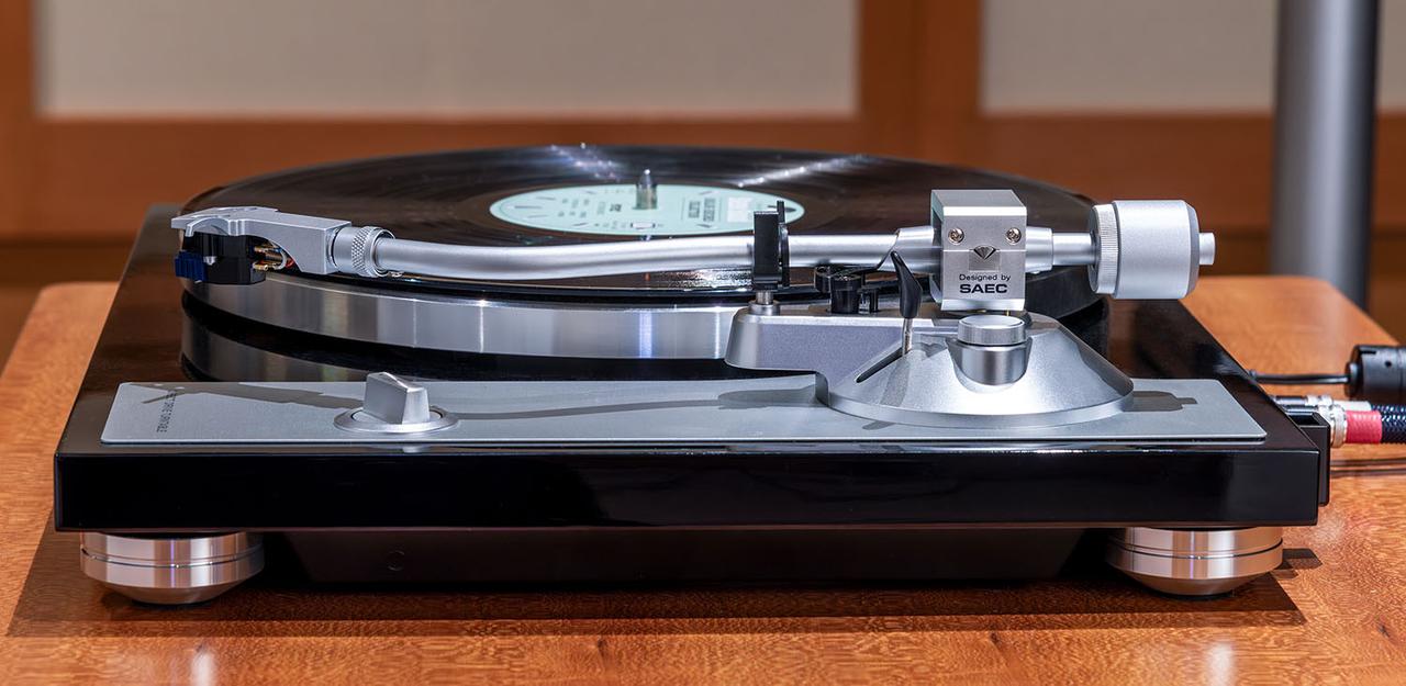 画像: SAEC（サエクコマース）とコラボレーションした、可動部にナイフエッジを用いた新開発トーンアームを搭載している。これにより、ベアリング構造では得られない分解能の高いサウンドを実現している