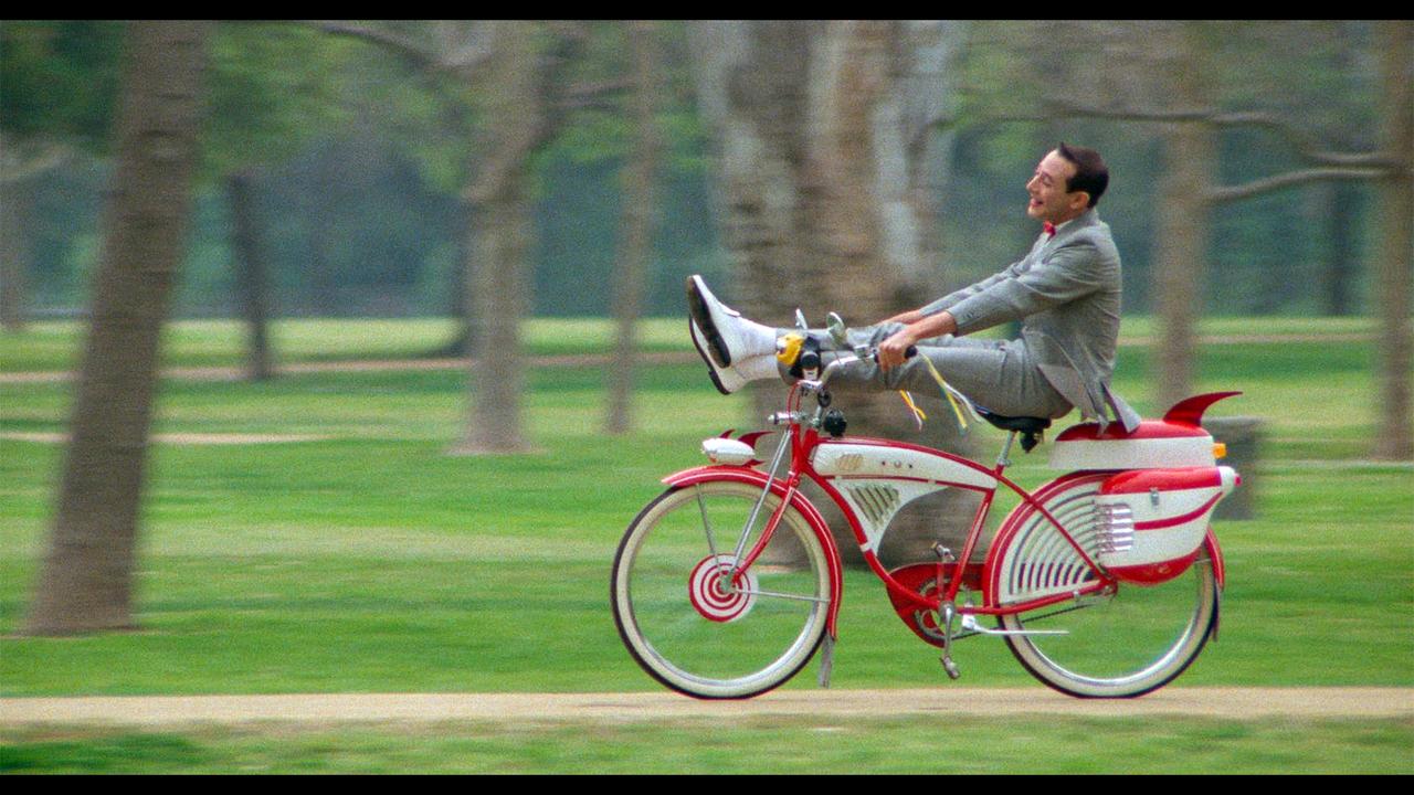 画像: ポールは僕の兄が作った『フォービデン･ゾーン』（リチャード･エルフマン監督のカルトミュージカルコメディ）という深夜映画を見たんだ。僕は初めて音楽を担当して、自分のバンド（オインゴ･ボインゴ）の曲を提供した。本当に変わったカルト映画なんだ。ポールはそれを見て、ちょっとメモを取った。「もし映画を撮ることになったら、この人に電話しなきゃ」って。信じられないことに、彼はずっとそのメモを持っていて、ポールがティムと『ピーウィーの大冒険』の音楽について話すことになったとき、僕の名前を挙げたんだ。映画の打ち合わせでティムと会うことになり、最初に思ったのは、もしかしたらバンド曲が欲しいのかなってことだった。ところが彼は「いや、君にスコアをやってほしいんだ」って言う。「スコア？僕が？」って感じだったよ。だってスコアの正式なやり方なんてまったく知らなかったから。ダニー･エルフマン