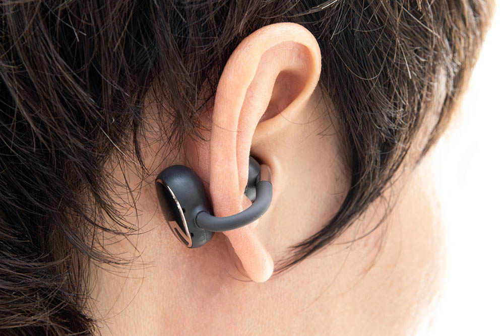 画像: 装着カット。耳の後ろに来るパーツが平たくなっており、イヤホンをしっかりと固定してくれる