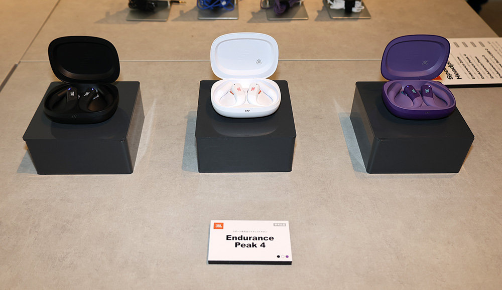 画像: 参考展示の、スポーツ用イヤーフック型完全ワイヤレスイヤホン「JBL Endurance Peak 4」