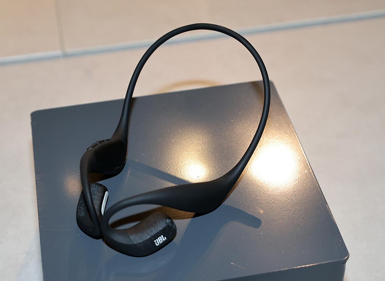 画像: 参考展示の、スポーツ用ネックバンド型ワイヤレスイヤホン「JBL Endurance Pace」