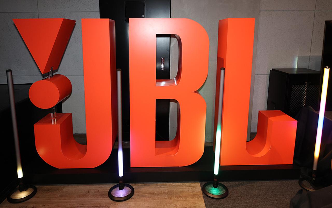 画像1: JBL初のイヤーカフ型完全ワイヤレスイヤホン「JBL Soundgear Clips」が発表。音場感に優れ、パワフルなJBLサウンドが楽しめる。ほか、今秋に発売予定の新製品を一挙ラインナップ