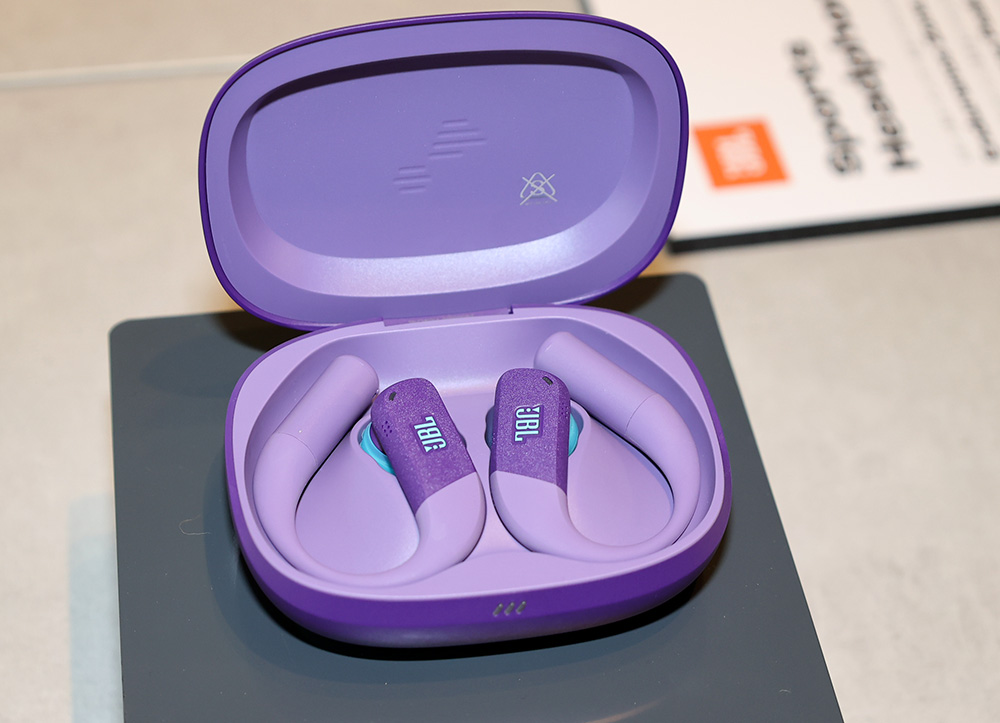 JBL初のイヤーカフ型完全ワイヤレスイヤホン「JBL Soundgear