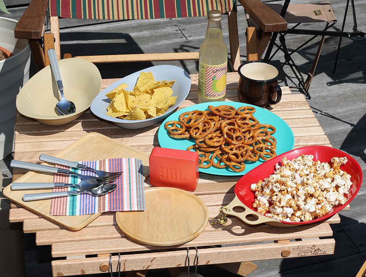 画像: 中央にある（オレンジの）四角いスピーカーが、参考展示の「JBL Go Essential 2」。コンパクトでスクエアなボディが特徴