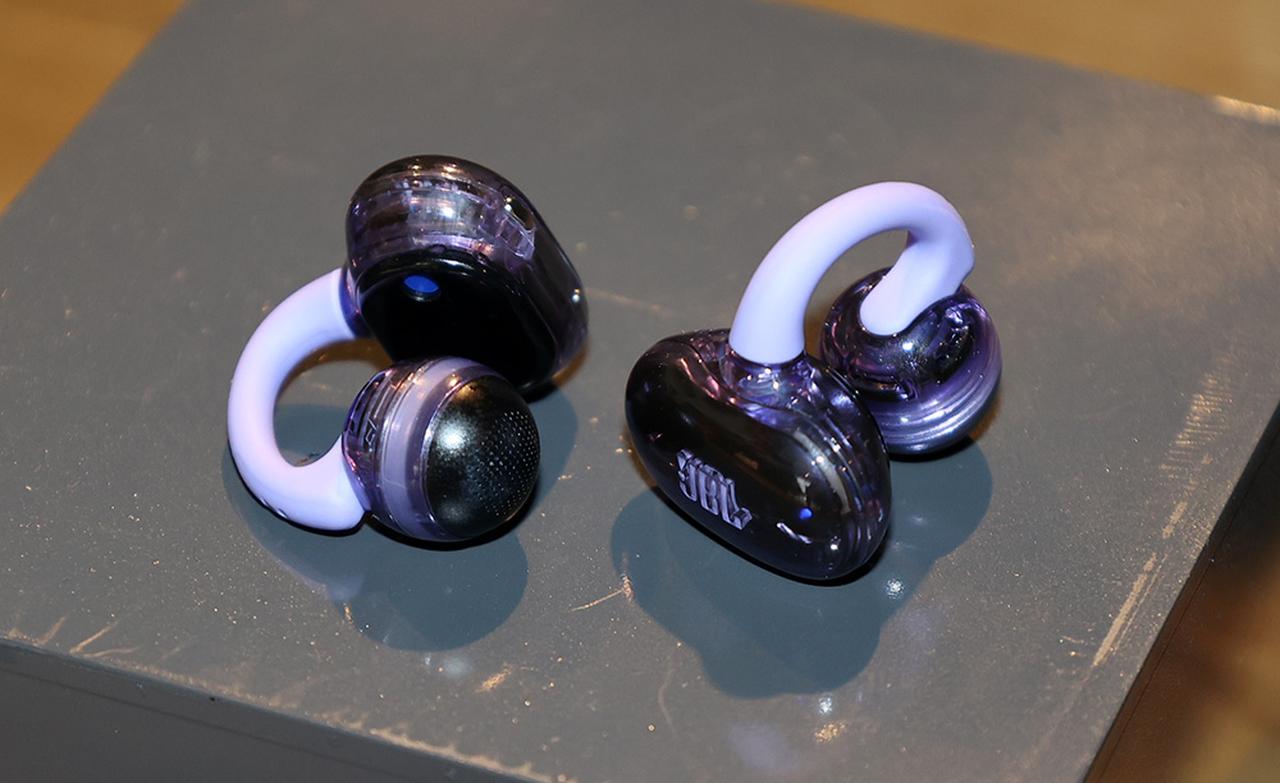 画像: 実際に試聴してみると、まず音場感の再現に驚かされた。JBLらしい厚みのあるサウンドが、耳の周りというか頭の周囲というか、に展開され、オープン型でありながら包み込まれるような感触となる。コーデックはSBC、AACなので高域の再現性はそれほど望めないが、詰まっているという印象はなく、フラットな音調。動画視聴も含め、いろいろなシーンで楽しめそうだ