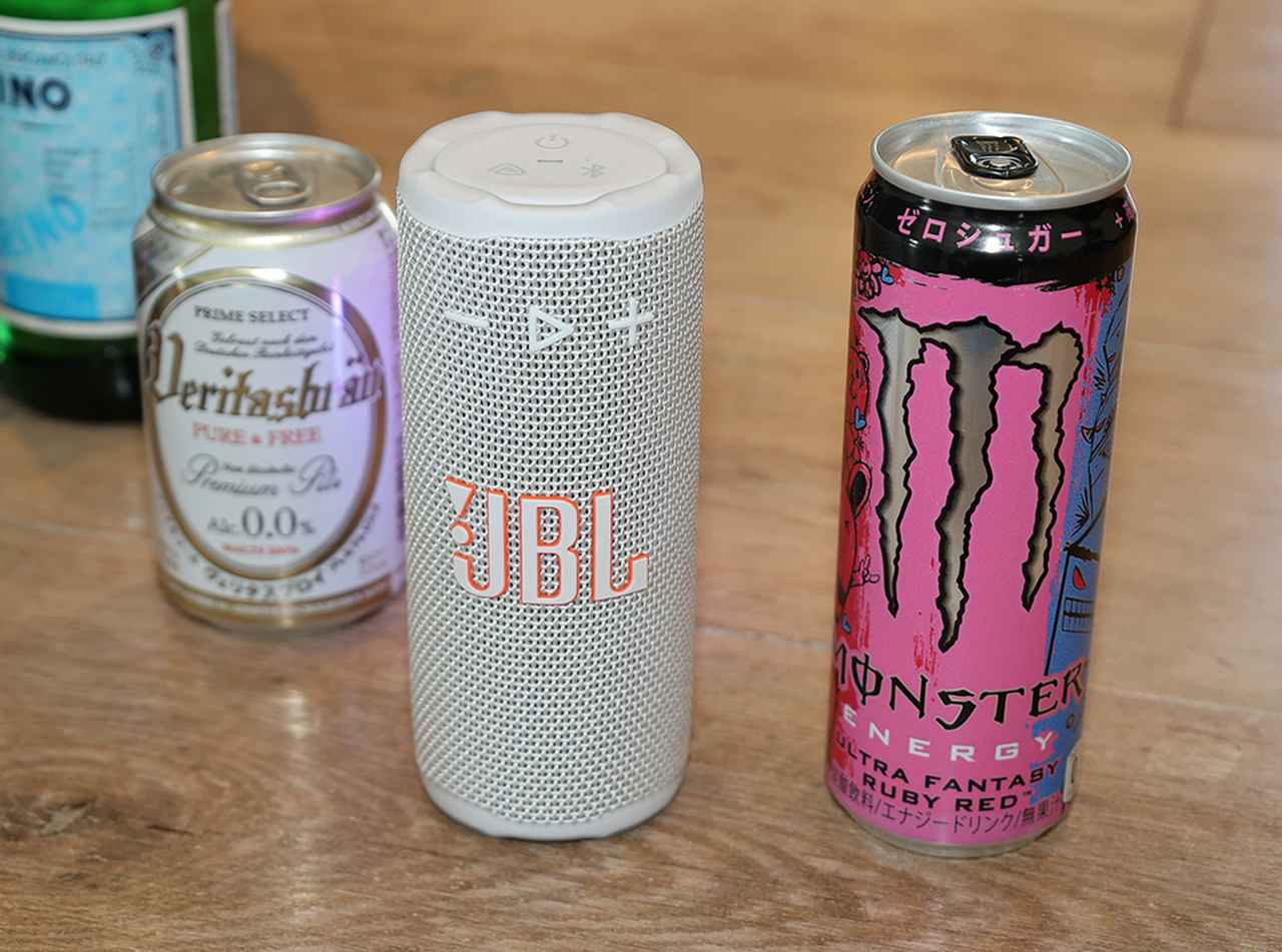 画像: Bluetoothスピーカー「JBL Grip」。缶ジュースサイズですよ、の展示