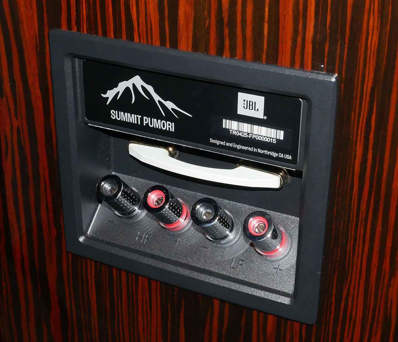 画像: スピーカーターミナルは3モデルとも共通。写真は「Summit Pumori」のもので、山のマークが「Summit Ama」とは違っている