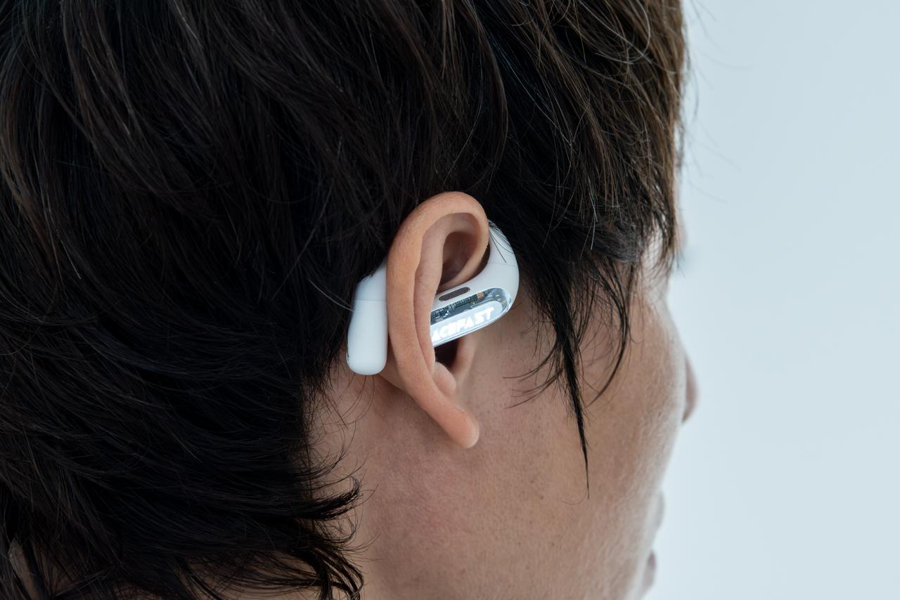 画像: メガネユーザーも便利に使える軽い装着感で、周囲の音も、音楽も、しっかりと聴き取れる