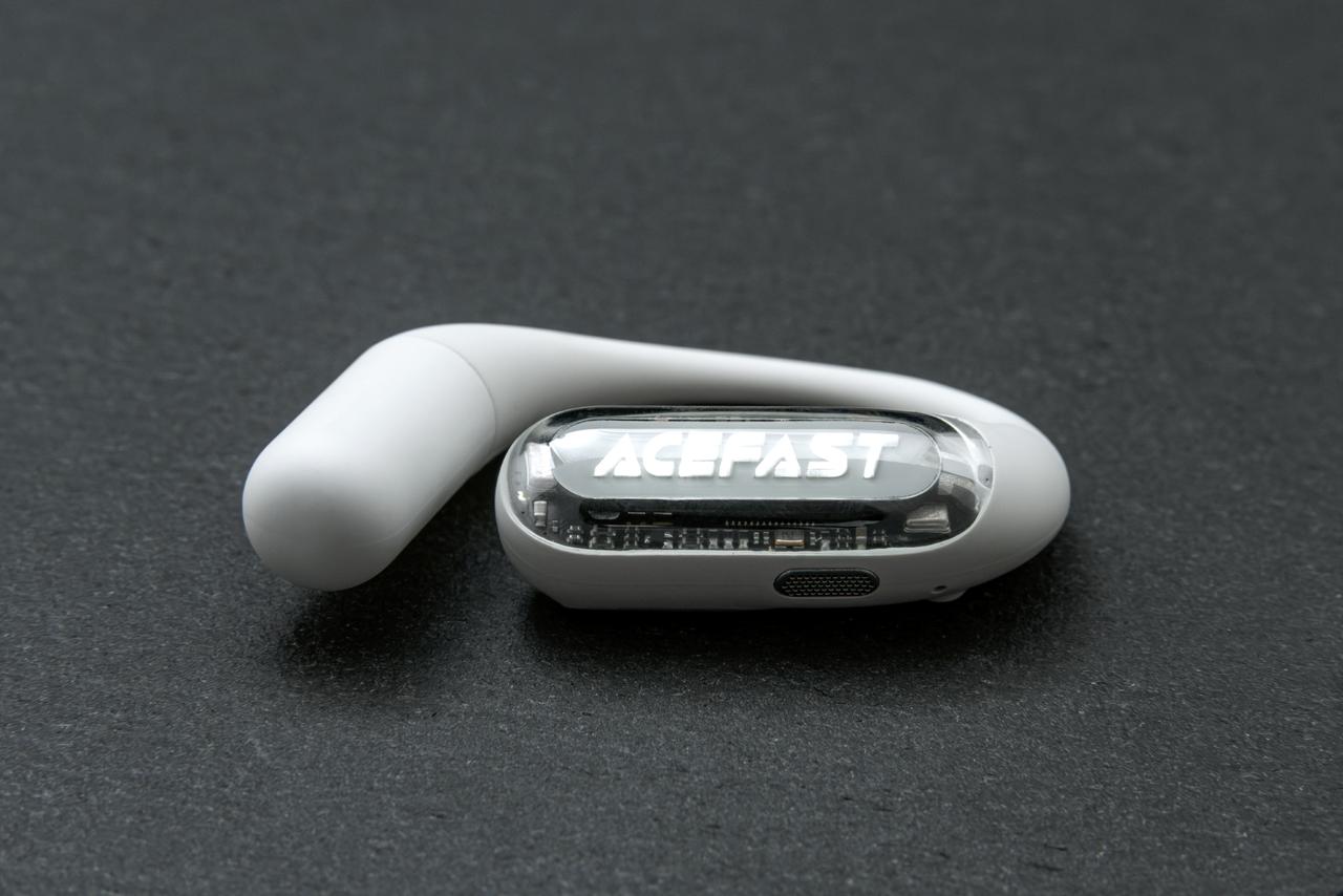 画像2: 収納ケースだけでなく、イヤホンにもLEDライト夜光機能を内蔵。イヤホン自体も発光して周囲に美しい光を放つ。精美なさまはまさに名品