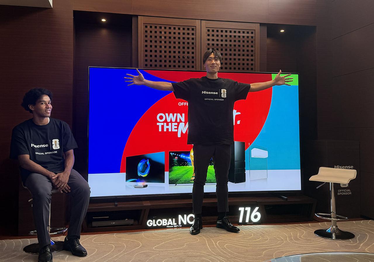 画像: 大迫選手が、サッカーゴールに見立てた115U9R前に立って手を広げてくれた。大迫選手は身長188cmとのことでいかに画面サイズが大きいかがわかるだろう