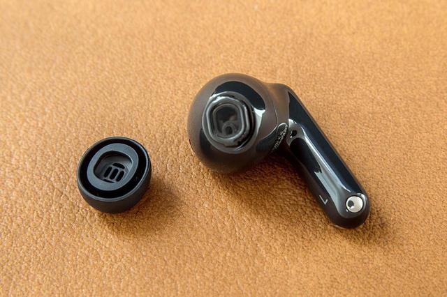 画像: イヤーチップの取り付け部は楕円形。サイズは新たにXSが追加され、XS、S、M、Lの4種類が付属する