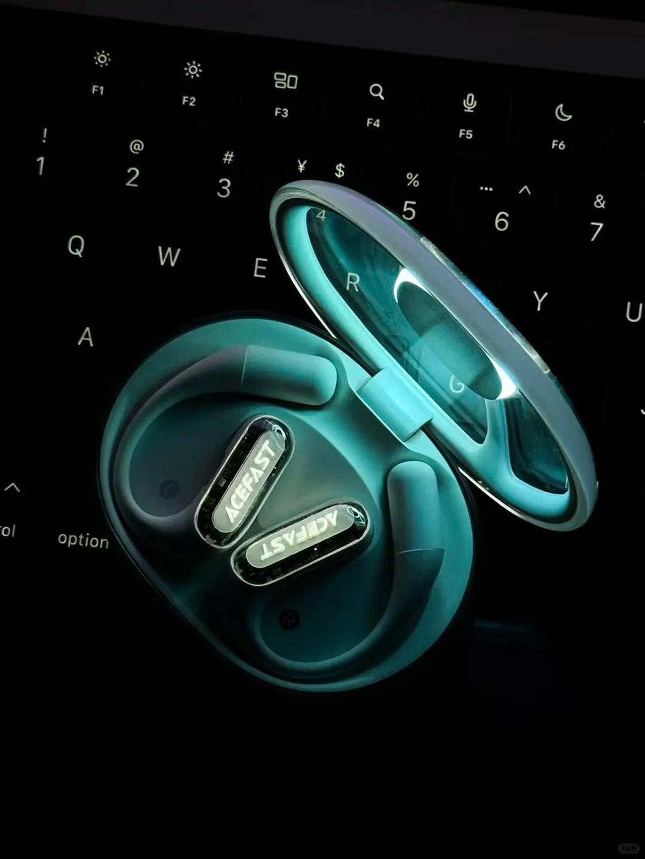 画像: LEDライトは充分な光量を持ち（かつ、まぶしくならない）、製品を美しく照らしてくれる。まさに精美さを極めた逸品と言える