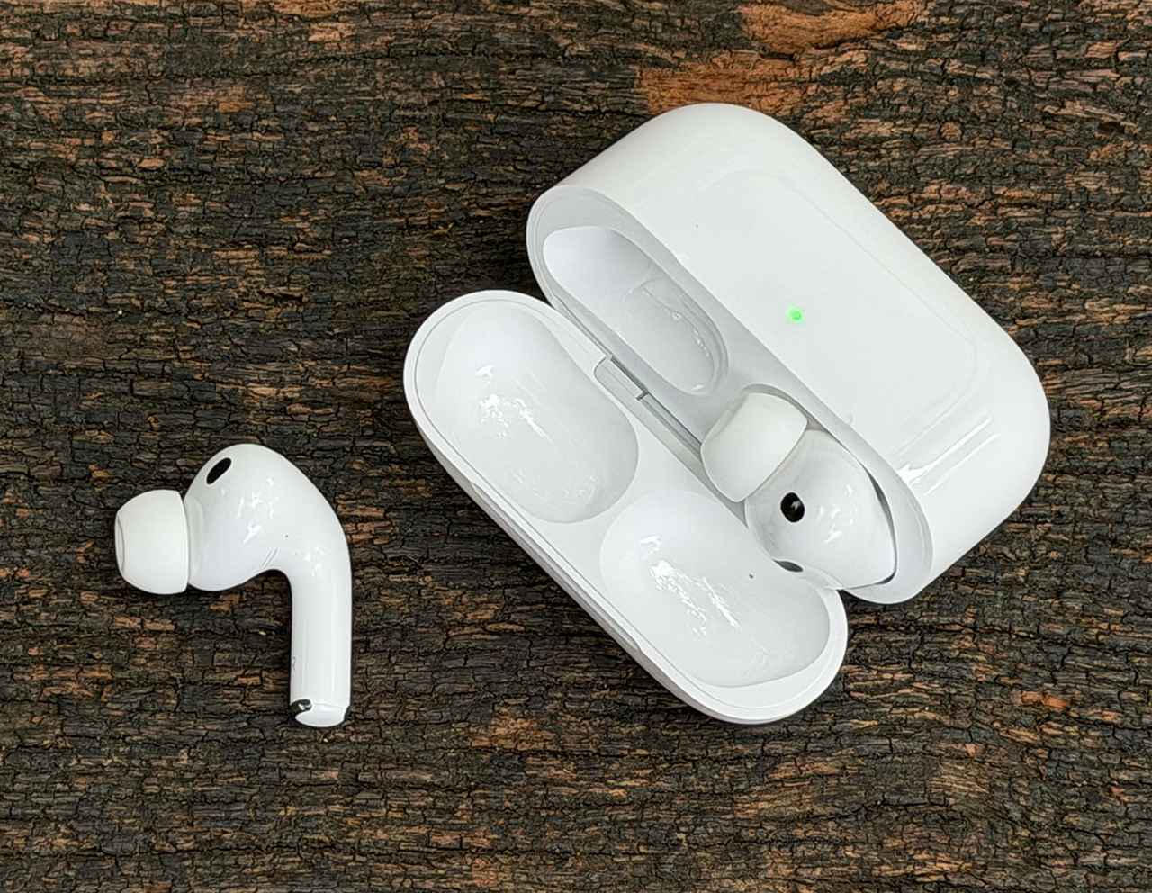 画像: AirPods Pro 3は、本体が5.55g(片方)、充電ケースは43.99gで持ち運びも苦にならない