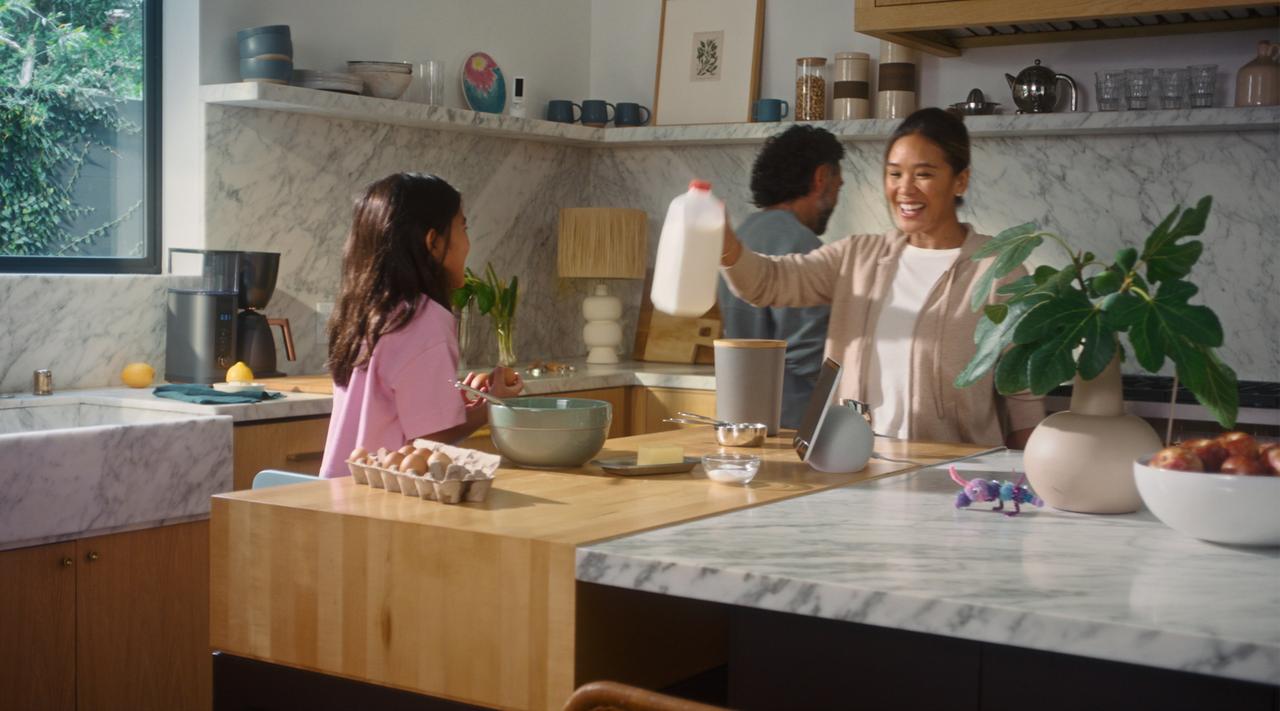 画像: Amazon.co.jp: 【New】Amazon Echo Show 8 (エコーショー8) 最新モデル (2025年発売) - シームレスな新デザイン、8.7インチHDディスプレイ with Alexa、空間オーディオ、グレーシャーホワイト