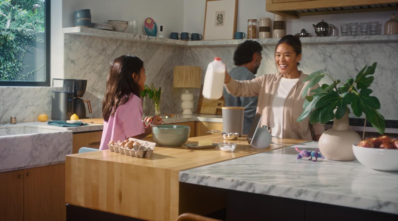 画像: Amazon.co.jp: 【New】Amazon Echo Show 11 (エコーショー11) (2025年発売) - シームレスなデザイン、11インチフルHDスマートディスプレイ with Alexa、空間オーディオ、グレーシャーホワイト