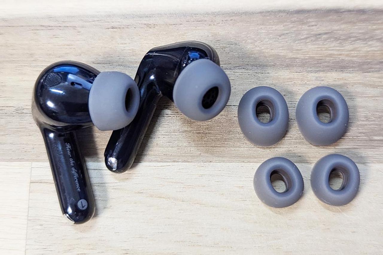 画像: イヤーピースは、S・M・Lの3種類が用意されており、もともと装着されているは、Mサイズになる