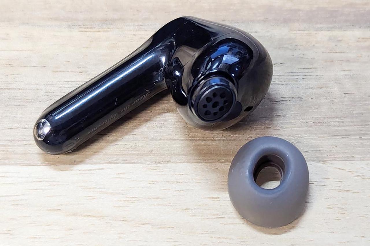 画像: イヤホンの放射口が楕円形になっていることからイヤーピースも少し楕円形になっている