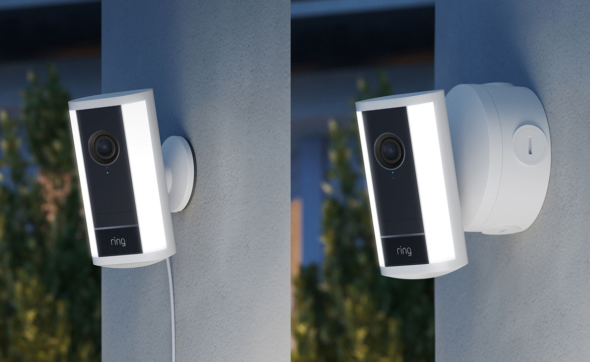 画像: 「Ring Spotlight Cam Pro」の電源アダプターモデル(左)とPoEモデル(右)