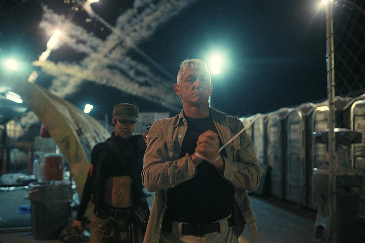 画像1: 全編IMAX上映の話題作、『ワン・バトル・アフター・アナザー』が本日公開！ ディカプリオの怪演と、作品に込められた反骨精神を大画面でぜひ！