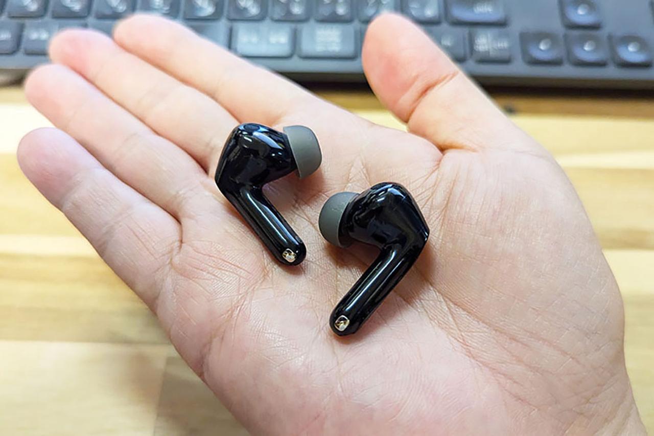 画像: オーソドックスな筐体デザインながら、装着感は抜群で、ねじ込まなくても吸い付くように耳に装着できた