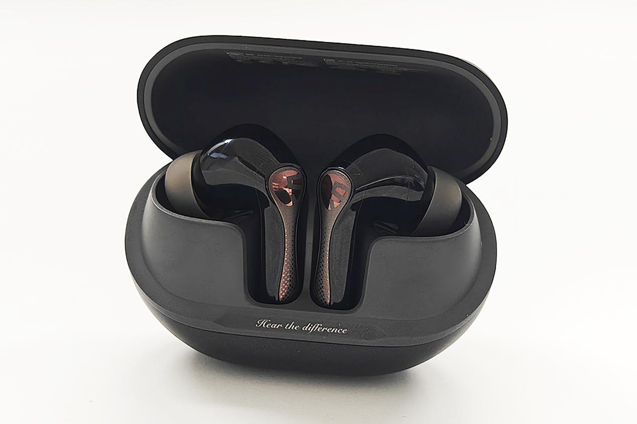 画像: 前面からパカッと開くので、イヤホンの取り出しがとてもラクに行なえる