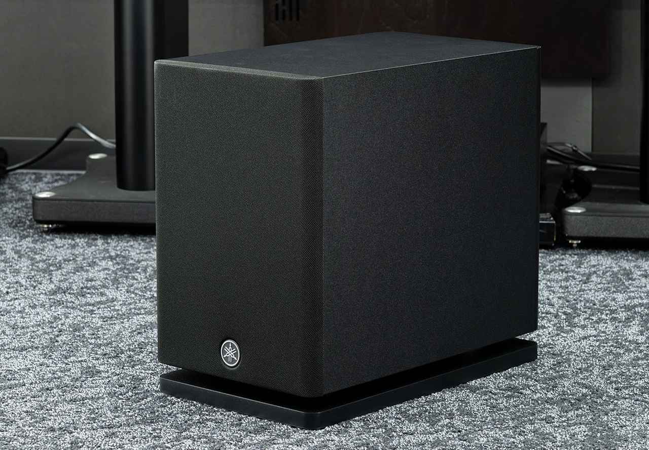 画像: 専用サブウーファーは横幅241mmとコンパクトサイズを実現。サウンドバーとはワイヤレス接続なので、置き場所の自由度も高い