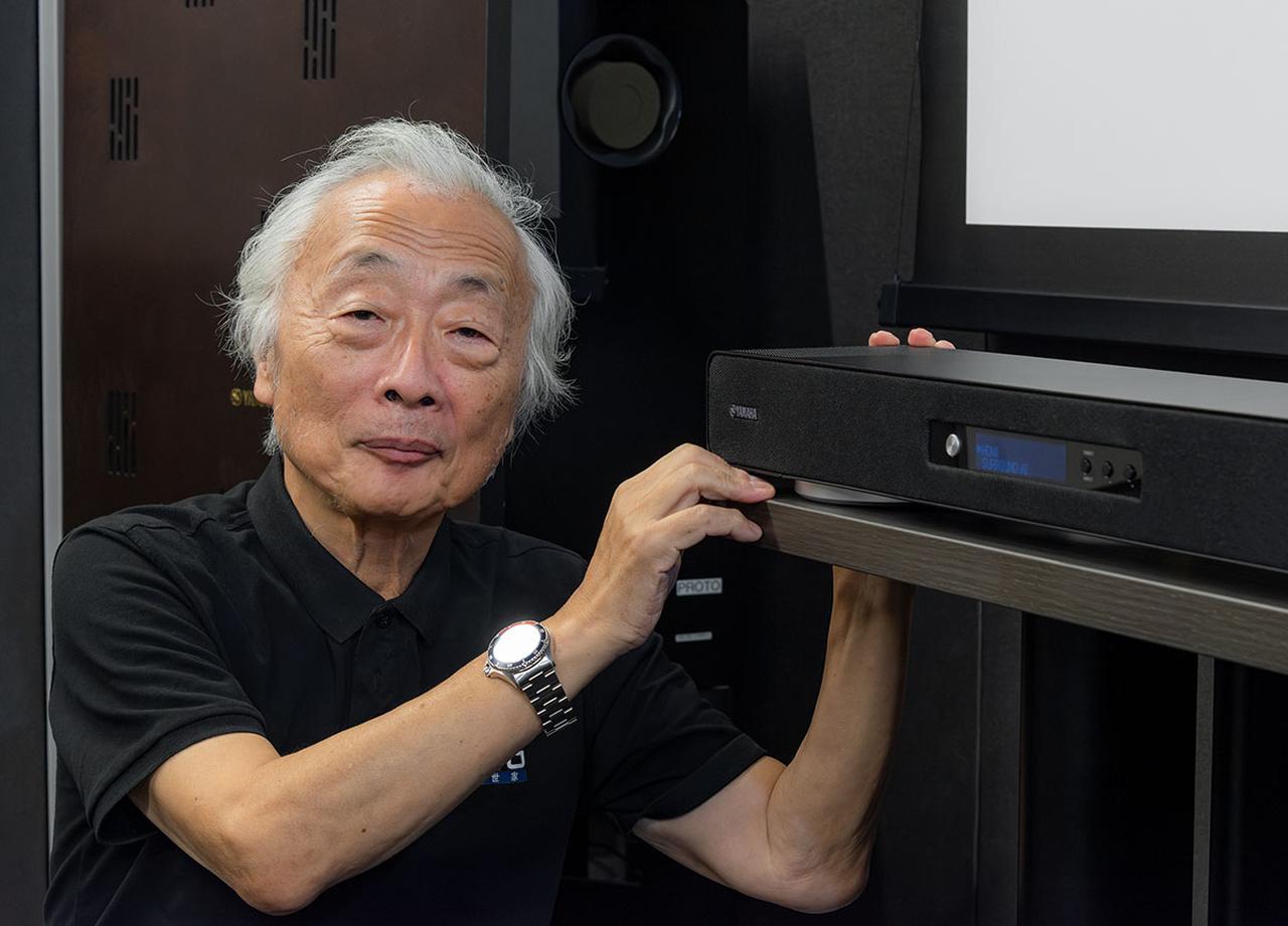 画像: 麻倉さんは、QobuzやUHDブルーレイのサウンドを視聴。SR-X90Aの “サウンドバー離れした音” に驚いた様子でした