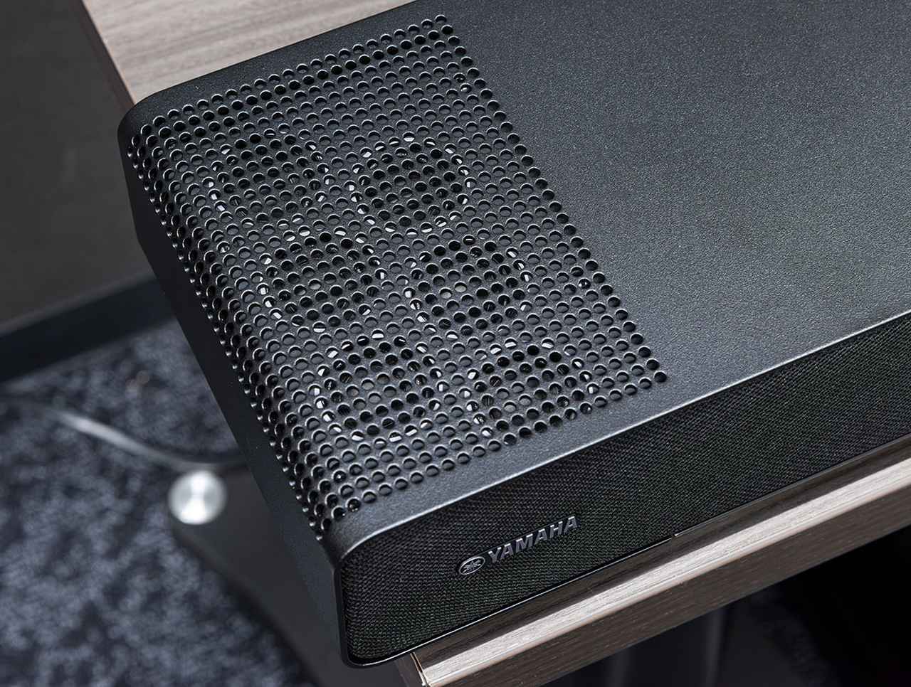 画像: SR-X90A天面左右には各6基のスピーカーが配置されている。これらひとつひとつを独立駆動して音のビームを生成、天井反射を使って立体音場を作り出している