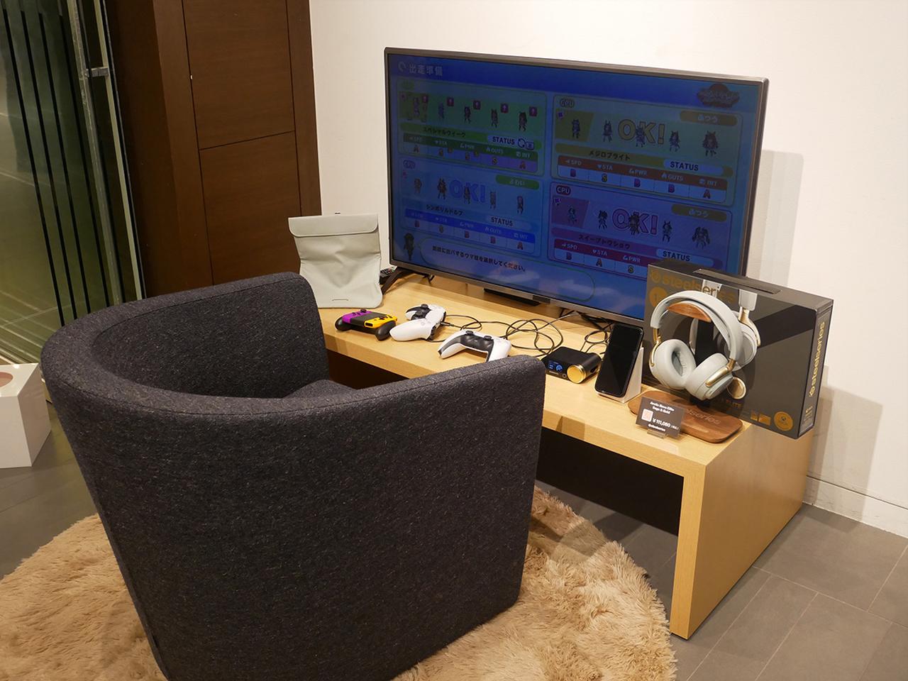 画像: リビングをイメージした展示。実際にゲームをしながら「Arctis Nova Elite」の音が体験できる