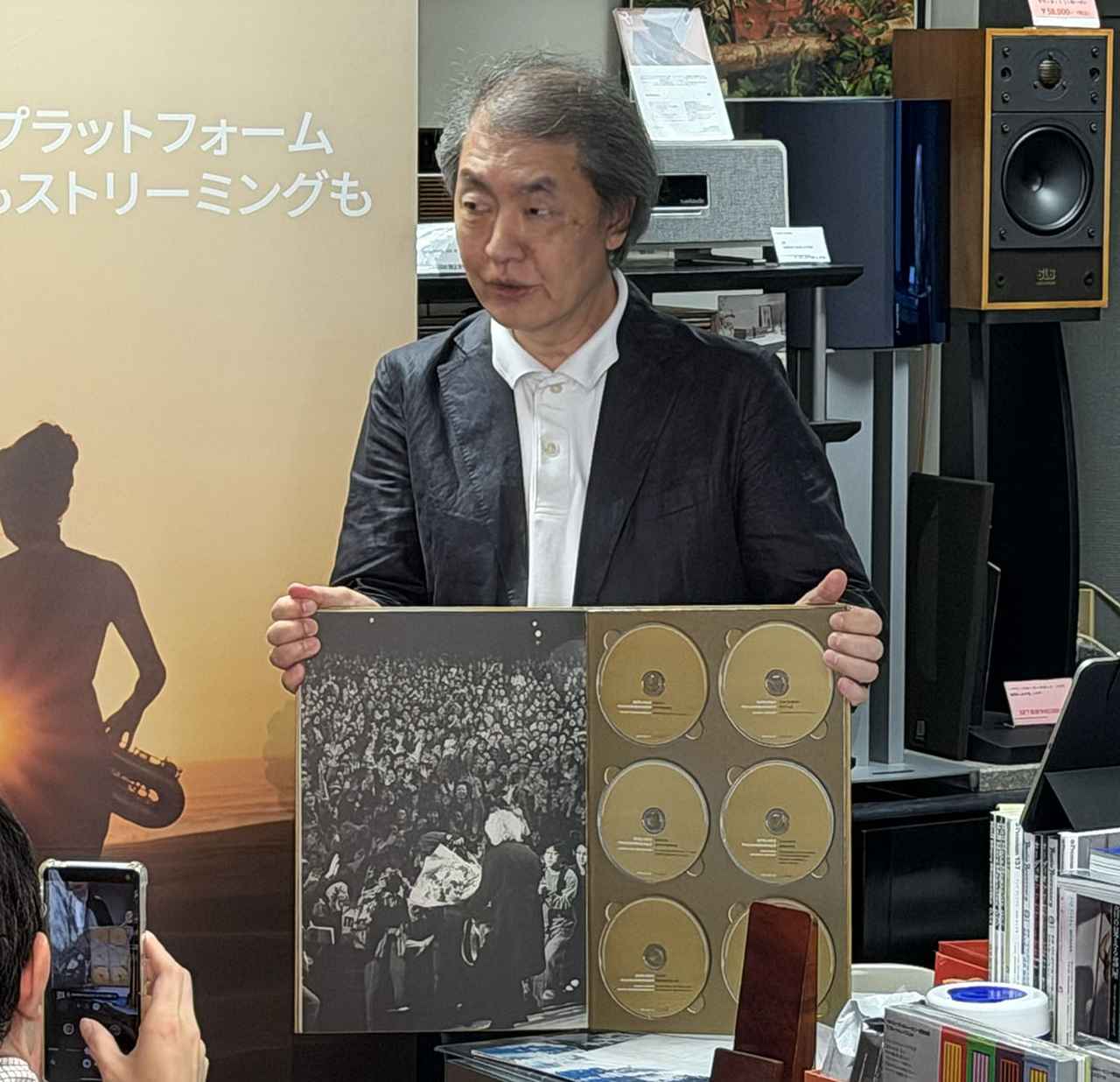 画像: 山之内さんのコレクションから、ベルリン・フィルの限定書籍を披露してくれた