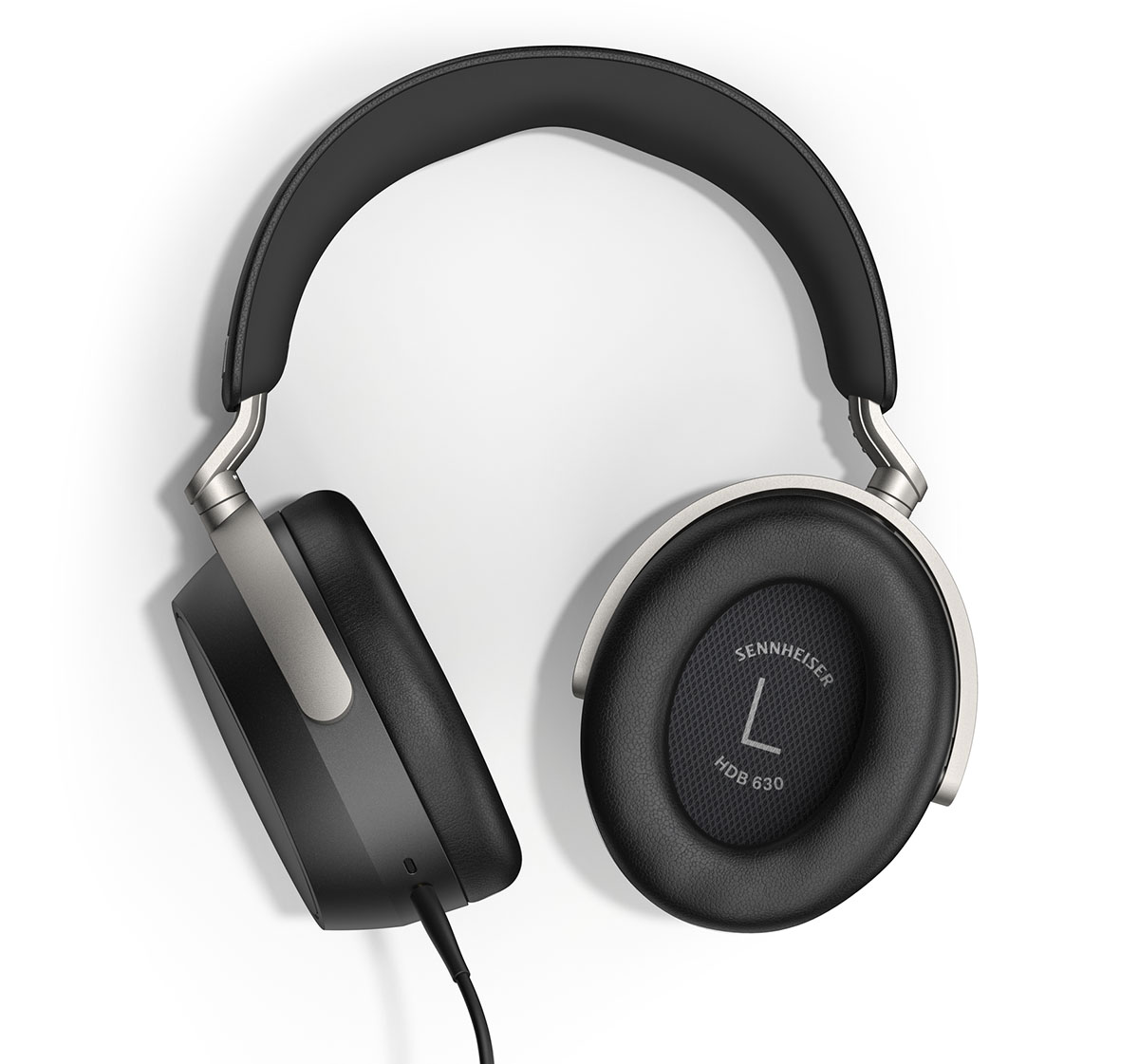 画像: Bluetooth以外に、USB Type-Cケーブルと3.5mmアナログケーブルでの有線接続も可能