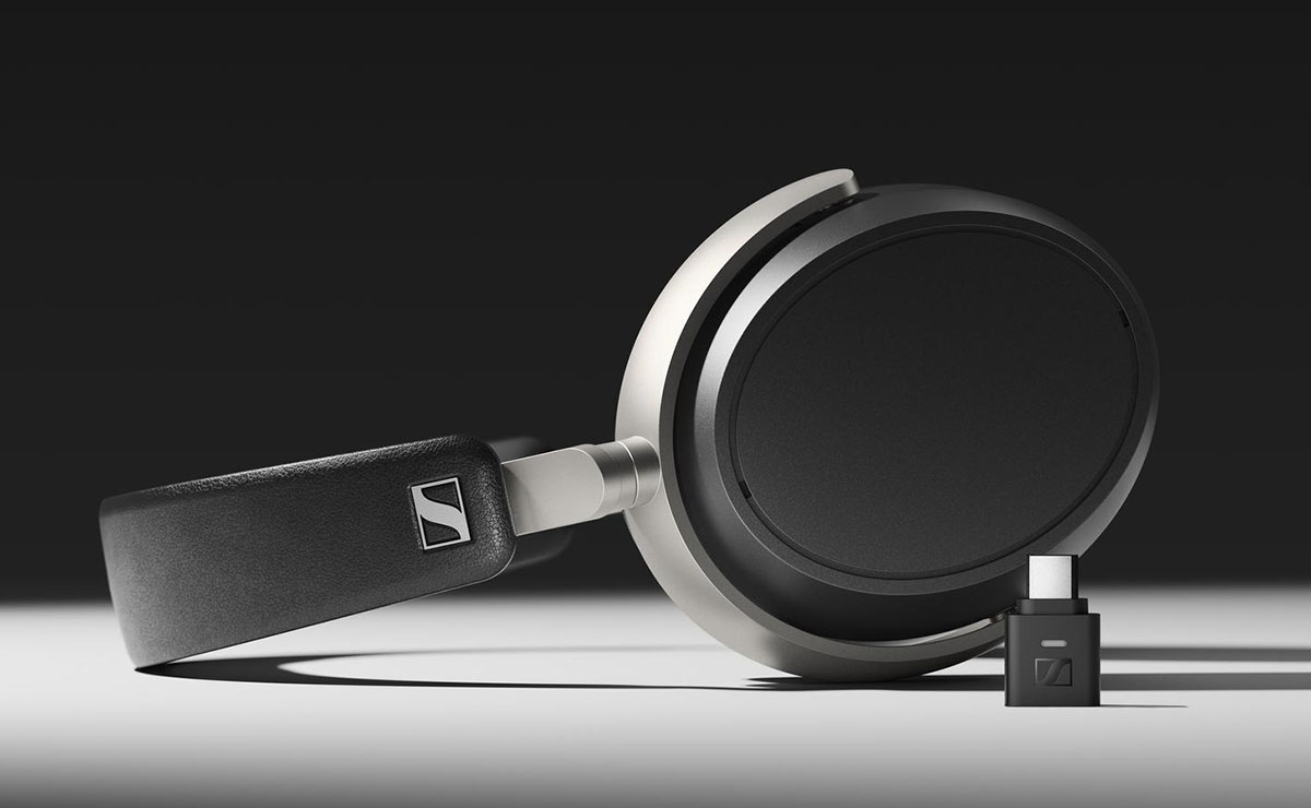 画像: 「HDB 630」と付属のBluetoothドングル