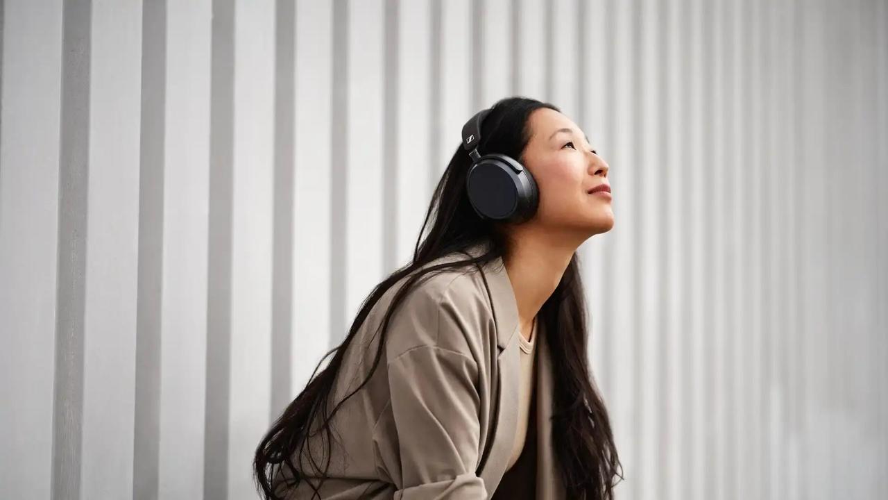画像: Wireless Headphones for Home or Travel