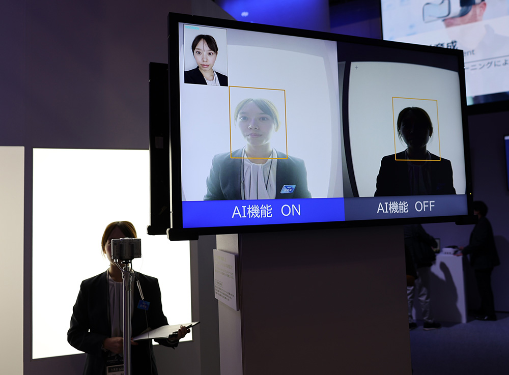 画像: 逆光でもきちんと顔認証ができていますよ、というデモ