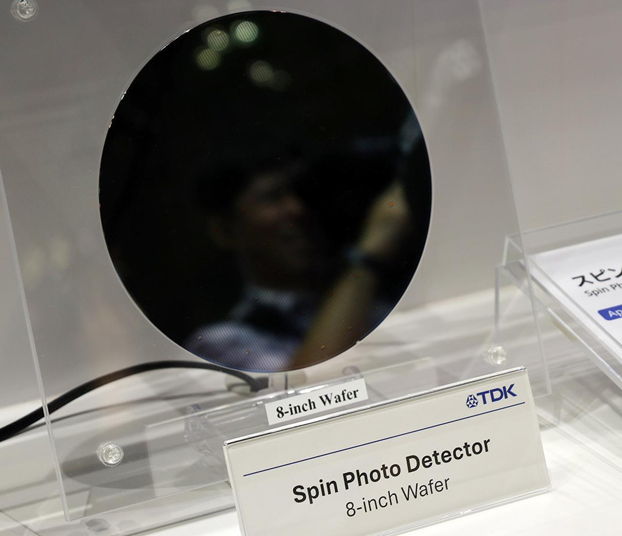 画像: 磁性体をシリコンウエハーのように平面の円盤上に生成