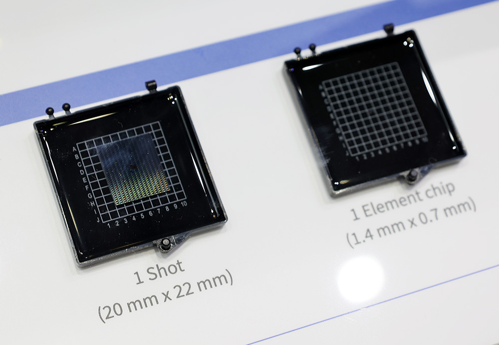 画像: そこから切り抜いたもの。左は1shot品。この中にセンサーは100個ぐらいあるそう。右はその中から一つを切り出したもの（肉眼では見にくいが）