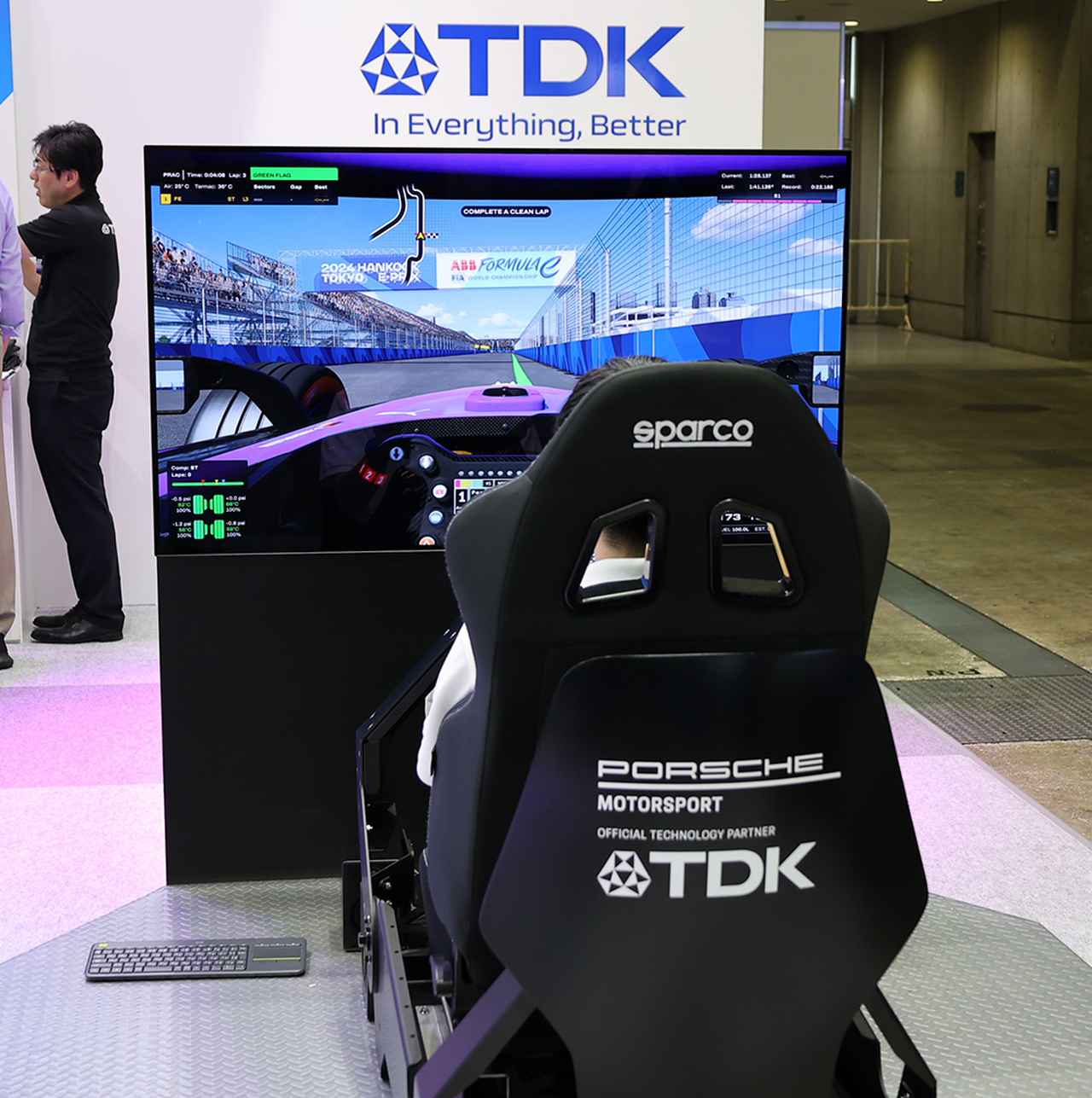 画像: ポルシェモータースポーツとの技術提携を締結したことを記念して、Eスポーツ用のガチの運転シミュレーターを展示。2ペダル式で、なかなかに操作は難物だった