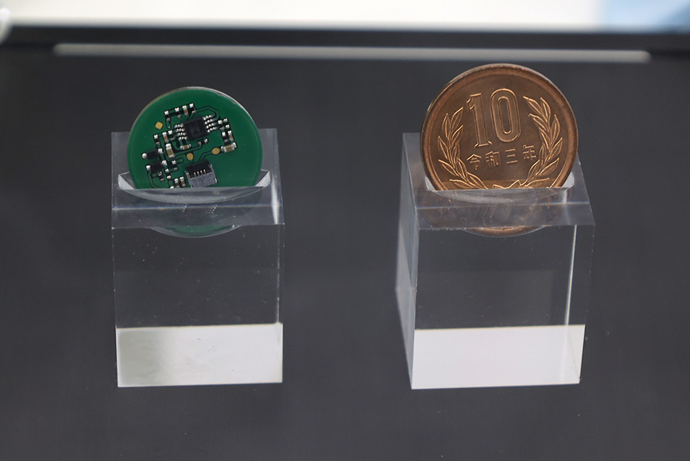 画像: 内蔵するセンサー。10円玉サイズのコンパクトさ