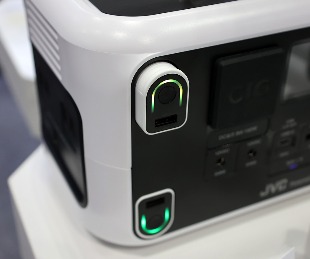 画像: 本体で充電できるモバイルバッテリー。宇宙船の脱出ポッドのよう（笑）