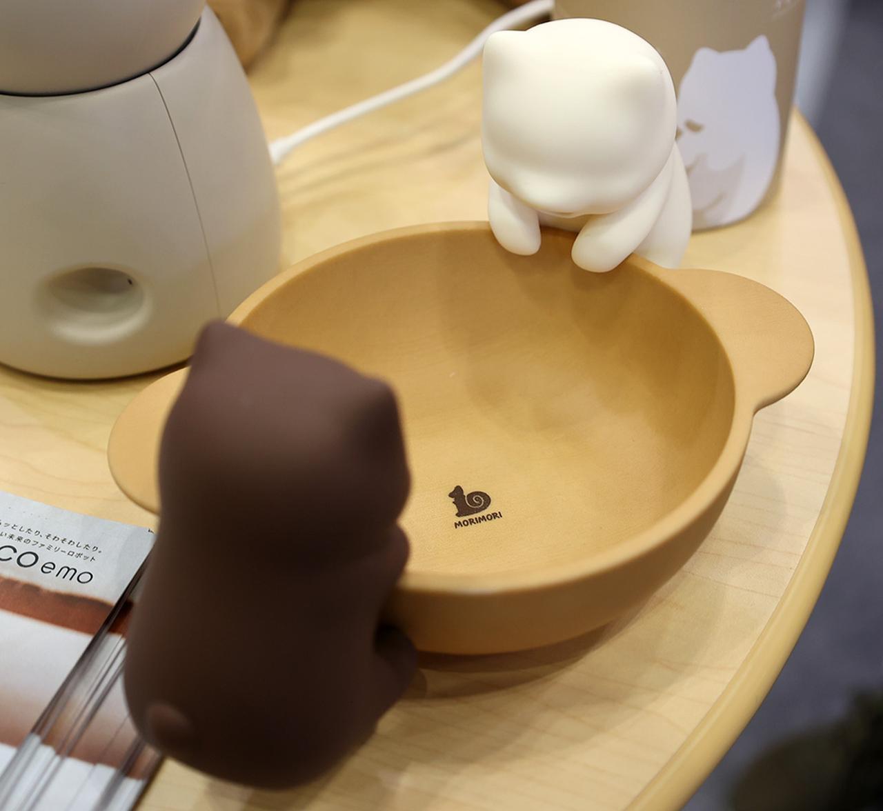 画像: これは何だろうと思ったら、カップのフチにひっかけて、口から風を出して、フーフーして、スープなどを冷ましてくれるロボット「猫舌ふーふー」。尻尾がスイッチになっている