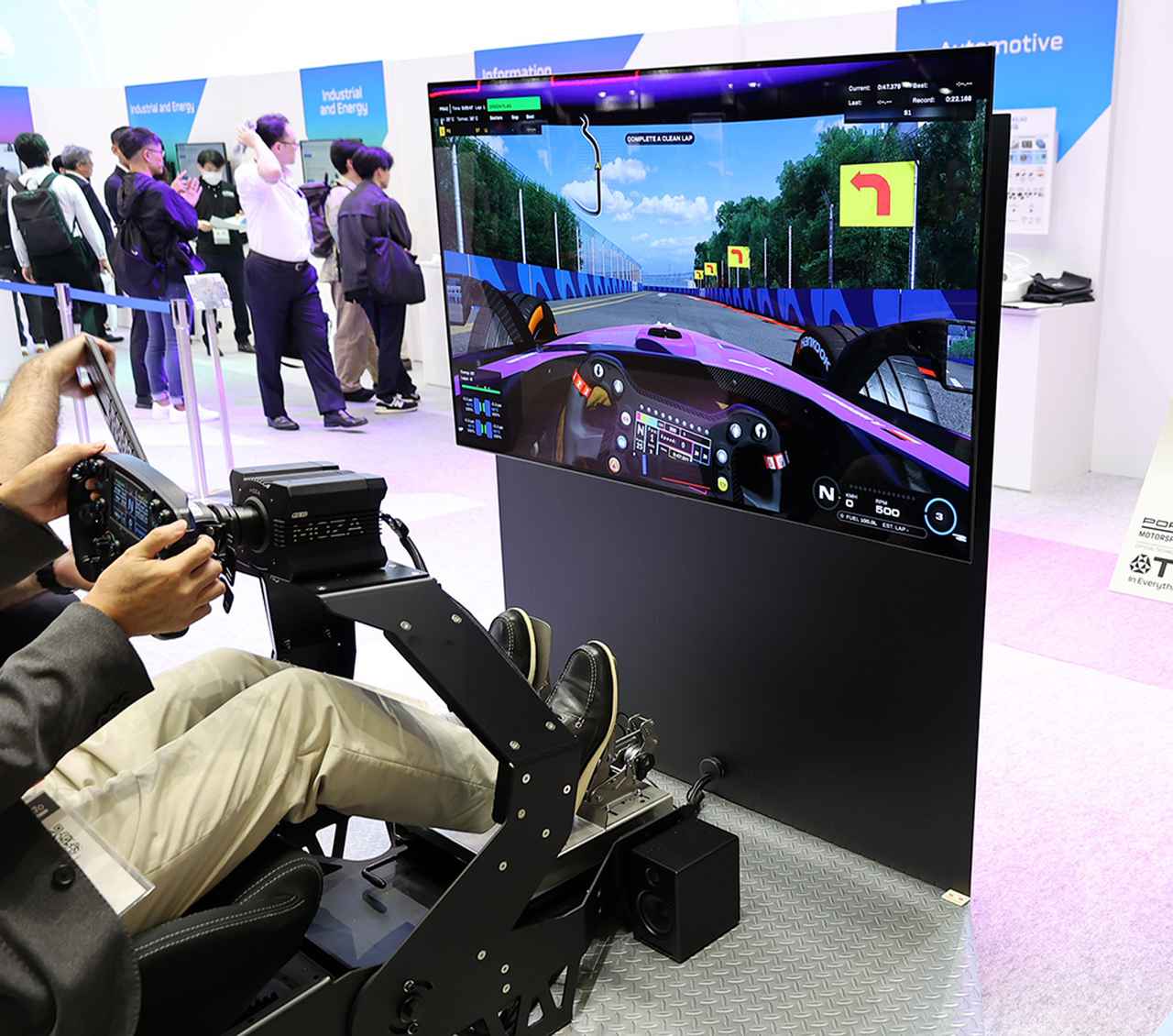 画像3: 【CEATEC2025／レポート２】TDKブースでは、ポルシェモータースポーツのEスポーツ用ドライビングシミュレーターを展示