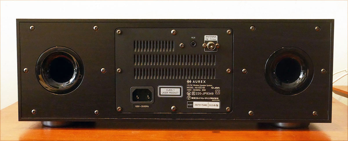 画像: 背面右上にはFMアンテナ用のコネクターと3.5mmアナログ入力を搭載。電源ケーブルは着脱式なので、お気に入りケーブルと交換して音の変化も楽しめるかも