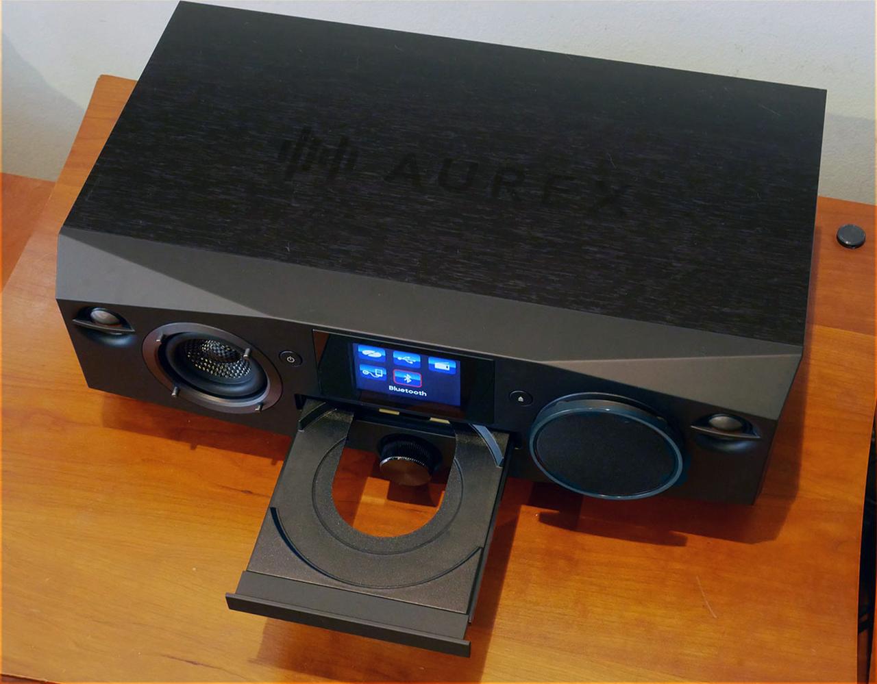 画像: トレイタイプのCDドライブを内蔵する。音楽CDの他に、CD-R/RW（CD-DAとMP3で記録された音楽ディスク）も再生可能