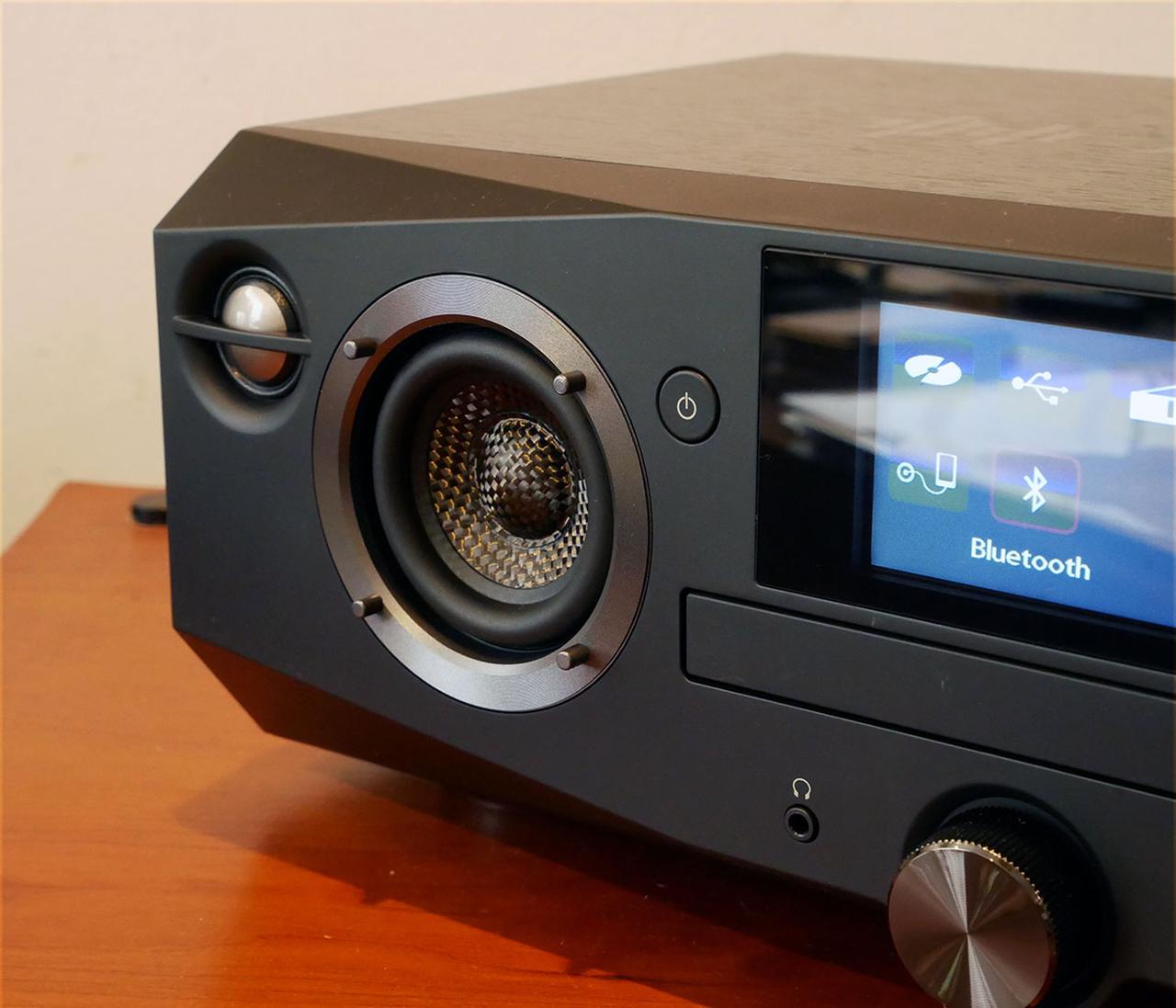 画像: 本機のために開発された20mmチタンドーム型ツイーターと64mmカーボンコーン型ウーファーを搭載。音質に配慮し、本体正面は角のないデザインを採用している