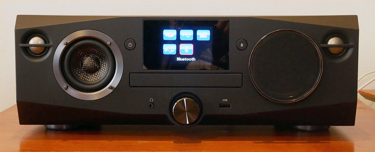 画像: 中央に小型ディスプレイを、その両サイドに2ウェイスピーカーを搭載する。この配置、本体の奥行もユニットのサイズや内部構造（バスレフポートの長さなど）から割り出された結果とのこと