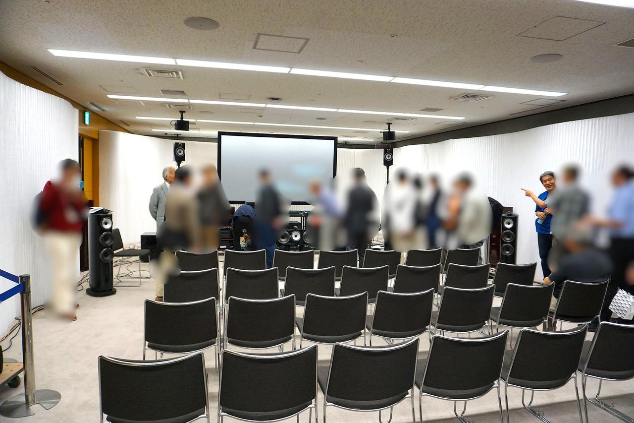 画像: イベント終了後のブース内の様子。麻倉さん・辻へイベントの感想や再生コンテンツ・リファレンスシステムについて質問をする来場者の姿も
