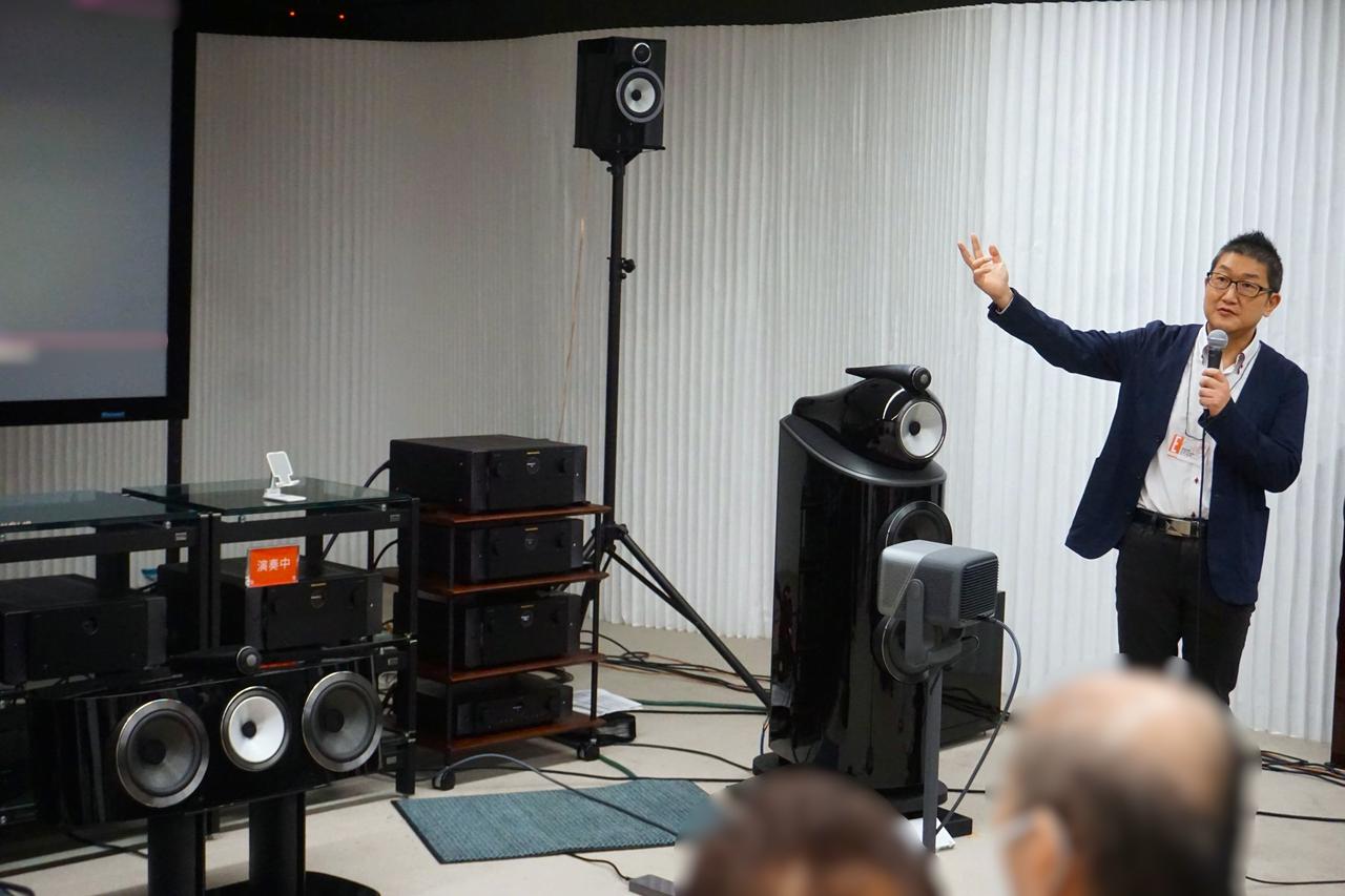 画像: 本イベントで使用する機材の説明をするディーアンドエムホールディングスの田中さん