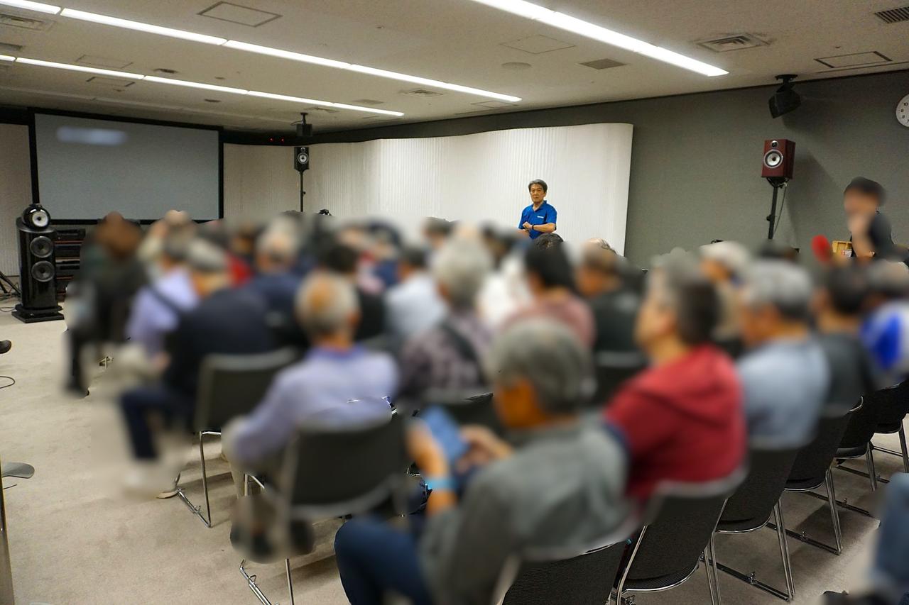 画像: イベント開始直前のブース内の様子。広いブースは即満席。立ち見客であふれるほどの賑わい